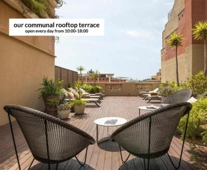 Terraza comunitaria con mobiliario de este hotel boutique.