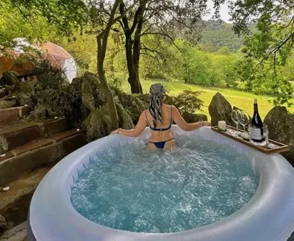 Espectacular domo geodésico sobre los árboles con terraza y jacuzzi exterior con vistas al campo