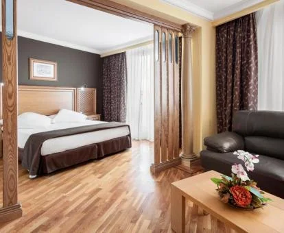 Una de las elegantes habitaciones con zona de estar independiente de este hotel boutique.