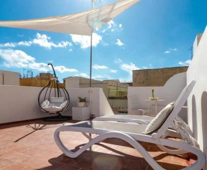 Terraza solarium con tumbonas de este acogedor alojamiento.
