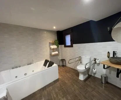 Jacuzzi privado del apartamento deluxe de este establecimiento.