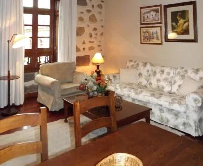 Interior de uno de los acogedores apartamentos de estilo rústico del alojamiento.