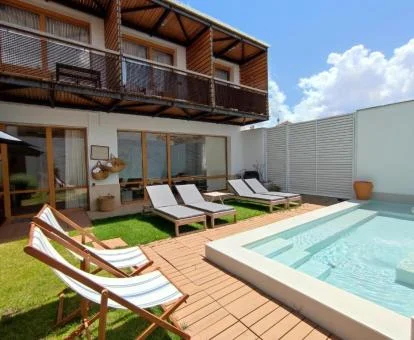 Hotel rural con coqueta zona exterior y piscina.