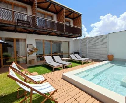 Agradable zona exterior con piscina y solarium de este acogedor hotel.
