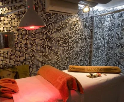 Sala para masajes y tratamientos de bienestar del spa del hotel.