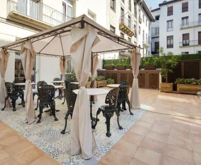 Terraza con mobiliario exterior de este hotel solo para adultos.