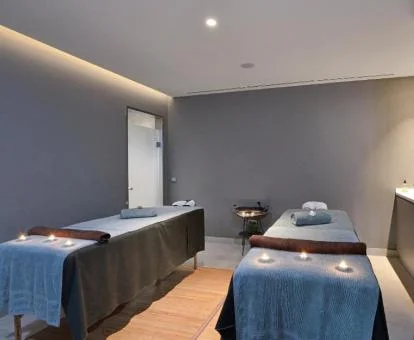 Sala para masajes y tratamientos del centro de bienestar.