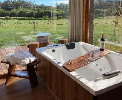 Agradable rincón con bañera de hidromasaje privada y vistas al exterior de una de las habitaciones del establecimiento.