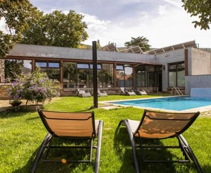 Hermoso hotel rural con amplia zona exterior ajardinada con piscina al aire libre.