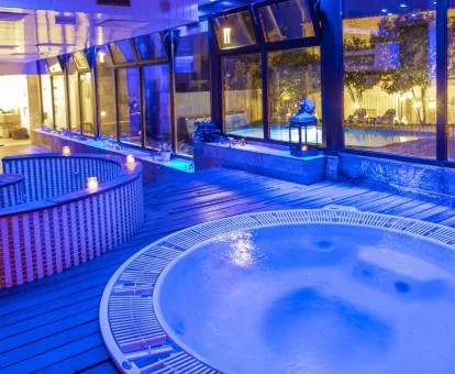 Instalaciones de bienestar de este precioso spa con iluminación nocturna.