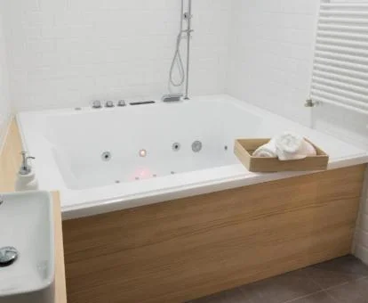 Fabuloso jacuzzi privado del apartamento deluxe de este establecimiento.