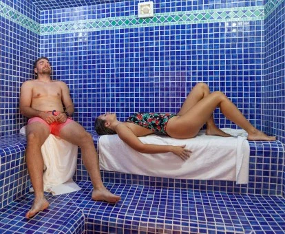 Pareja disfrutando de una de las saunas del spa.