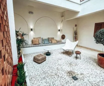Acogedor espacio común en el patio central de este hotel boutique.