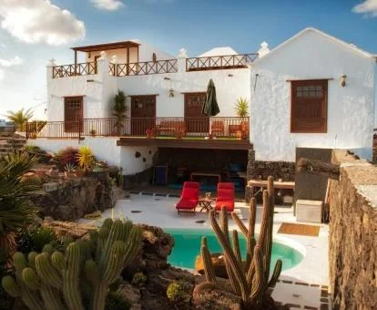 Edificio de este hotel rural perfecto para parejas con zona exterior y piscina al aire libre.
