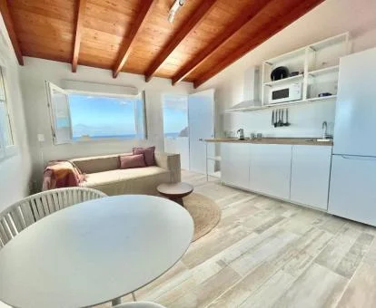 Interior de uno de los preciosos apartamentos con vistas al mar del alojamiento.