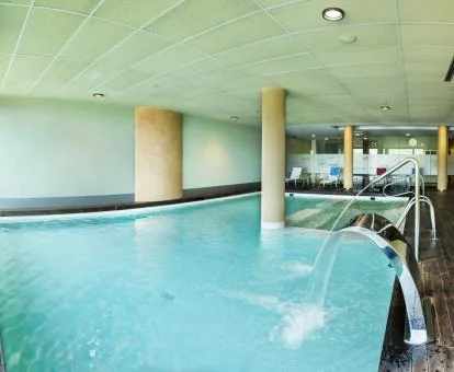 Piscina cubierta con hidroterapia del spa del hotel.