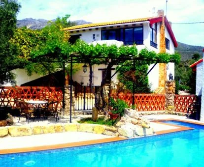 Coqueta casa rural con piscina privada ideal para disfrutar del turismo rural.