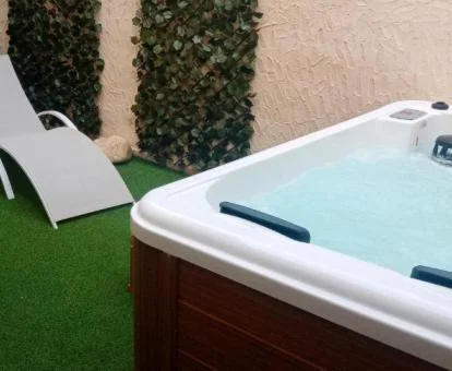 Fabuloso jacuzzi exterior del apartamento superior del establecimiento.