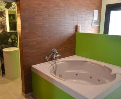 Jacuzzi privado del estudio 2 de este establecimiento.