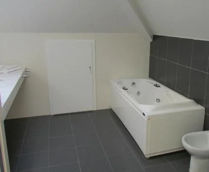 Baño con bañera de hidromasaje privada del apartamento de dos dormitorios.