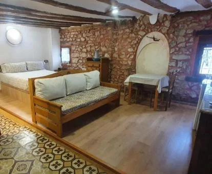 Una de las cómodas habitaciones con zona de estar de este alojamiento rústico.