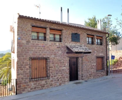 Edificio con fachada de piedra de este estabecimiento rural.