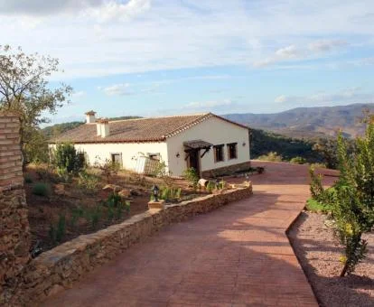 Una de las acogedoras casas de esta finca rural con fabulosas vistas a los alrededores.