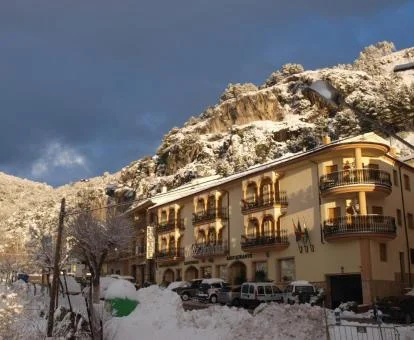 Edificio de este hotel con encanto al pie de la montaña.