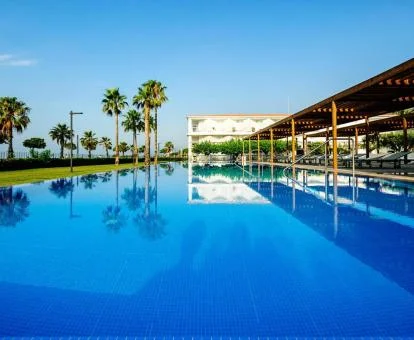 Gran piscina exterior de este fabuloso hotel romántico.
