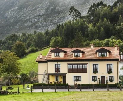 Hermoso hotel rural con amplios jardines en medio de la naturaleza.