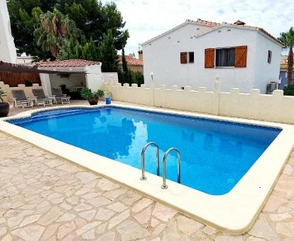 Coqueta casa rural independiente con zona exterior y piscina privada.