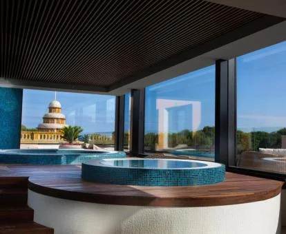 Centro de spa con vistas panorámicas de este elegante hotel.