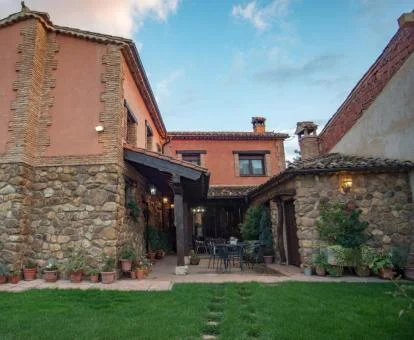 Hotel con encanto con zona exterior y terraza amueblada.