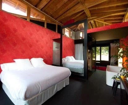 Una de las amplias habitaciones dobles con bañera cerca de la cama del hotel.