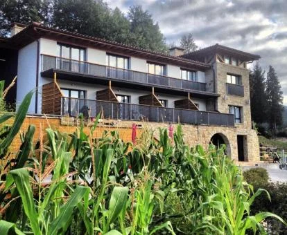 Hotel rural rodeado de naturaleza con bellos jardines.
