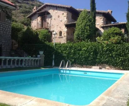 Hotel rural con piscina exterior y zona de bienestar.