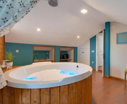 Amplio jacuzzi privado de este apartamento rural ideal para parejas.