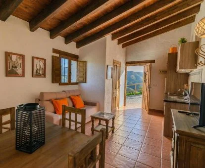 Interior de una de las casas rurales de estilo rústico de este alojamiento.