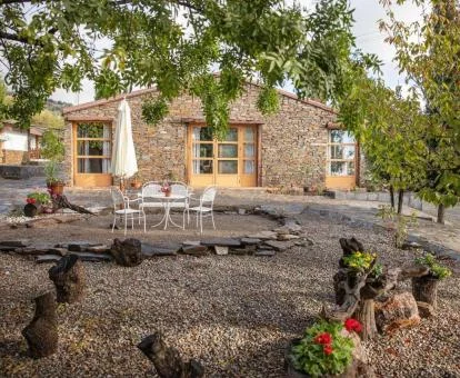 Hotel rural con zona exterior ajardinada.