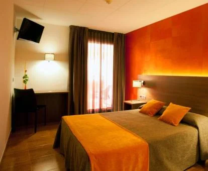 Una de las coloridas habitaciones dobles del hotel.
