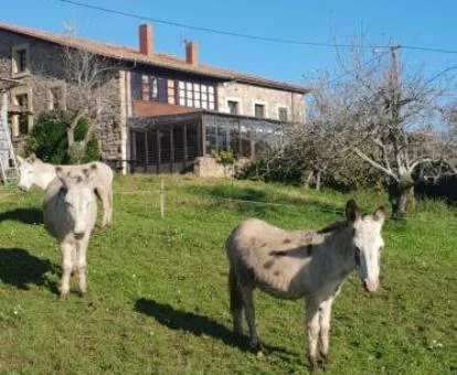 Edificio de este acogedor agroturismo con animales de granja.
