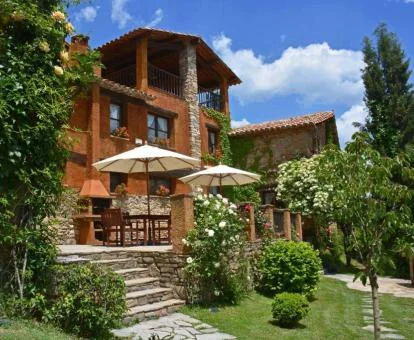 Hermosos hotel boutique con terraza y rodeado de bellos jardines.