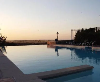 Preciosa piscina de borde infinito con vistas de este establecimiento.