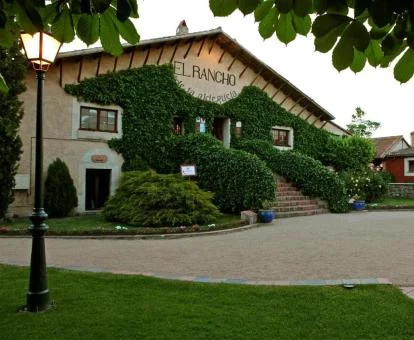 Edificio de este hotel boutique rural con jardín vertical.