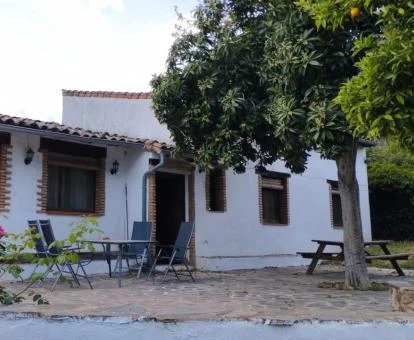 Acogedora casa rural independiente con mobiliario al aire libre.