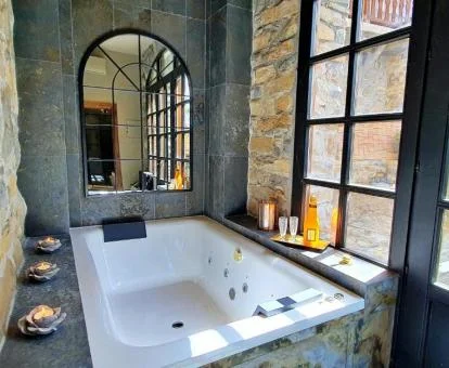Bañera de hidromasaje privada de una de las Suite Deluxe del alojamiento