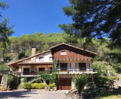 Edificio de este hotel con encanto rodeado de naturaleza.