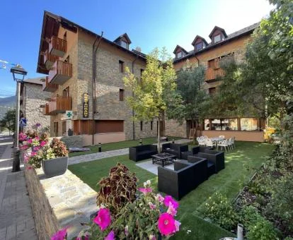 Edificio de este hotel boutique con amplios jardines y mobiliario al aire libre.