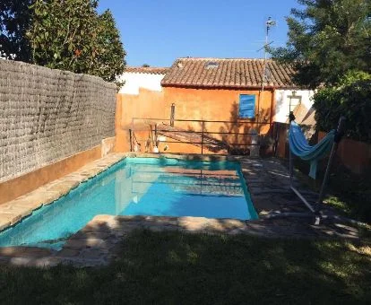 Zona exterior con piscina privada de esta acogedora casa rural independiente.