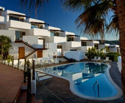 Edificio con piscina exterior de este coqueto hotel boutique.
